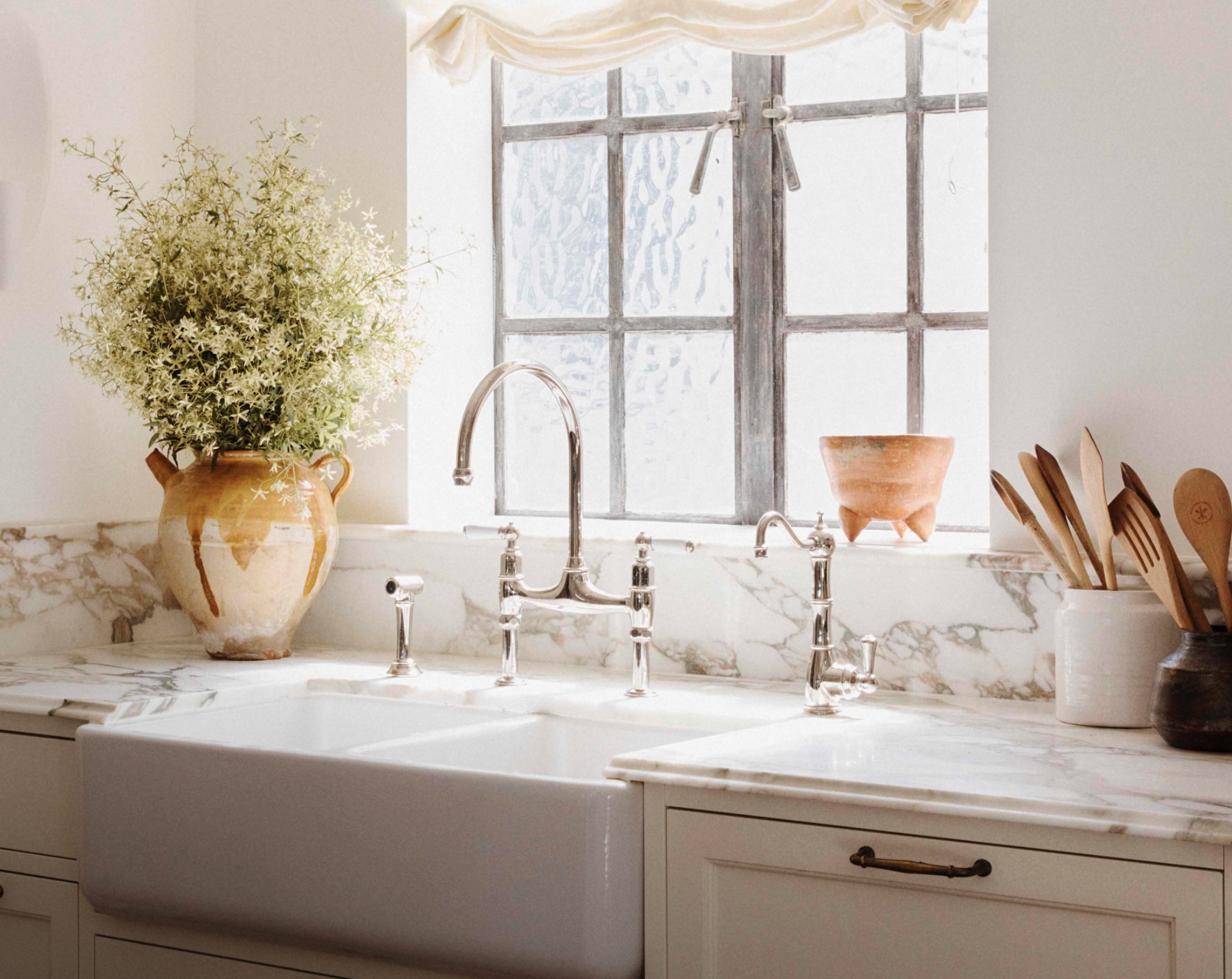 Classic kitchen tap in chrome with spray and filtered water tap